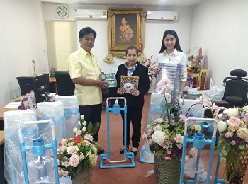 วันที่ 27 เมษายน 2563 ดร.ณัฐณภรณน์
เอกนราจินดาวัฒน์
รองผู้อำนวยการศูนยจ์การศึกษาจังหวัดอุดรธานี
มหาวิทยาลัยราชภัฏสวนสุนันทา มอบ
ที่กดเจลแบบใช้เท้าเหยียบจำนวน 10 อัน