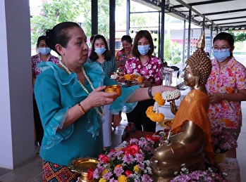 Continuing the culture, tradition, water
sprinkling, water pouring, wishes for
the administrators and teachers of the
year 2021