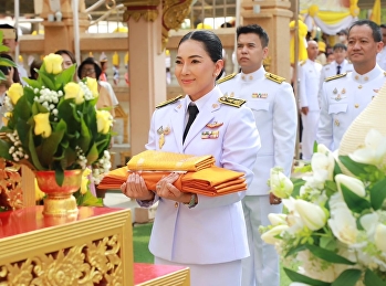 His Majesty the King graciously bestowed
the Kathin robe upon Suan Sunandha
Rajabhat University to offer to the
monks who have completed the full
Buddhist Lent at Wat Sutthiwat Woraram,
Samut Sakhon Province.